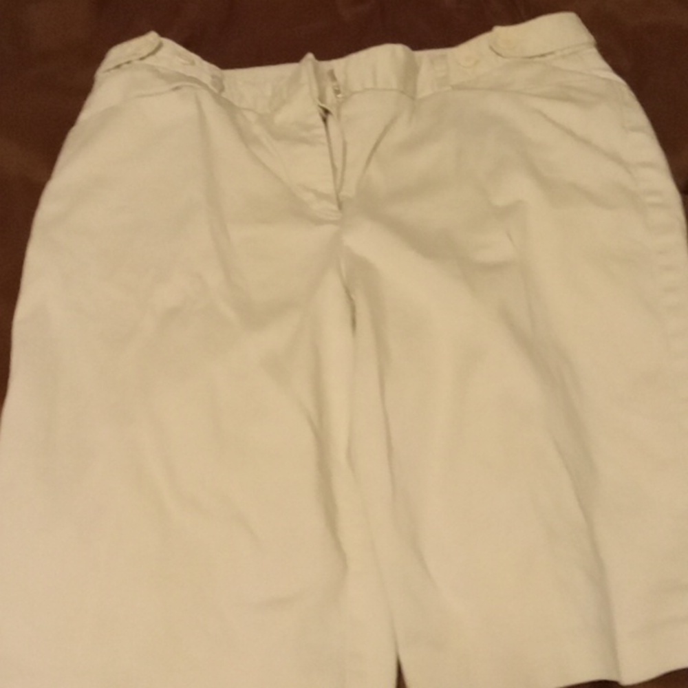 Van huesen size 8 women's khaki shorts